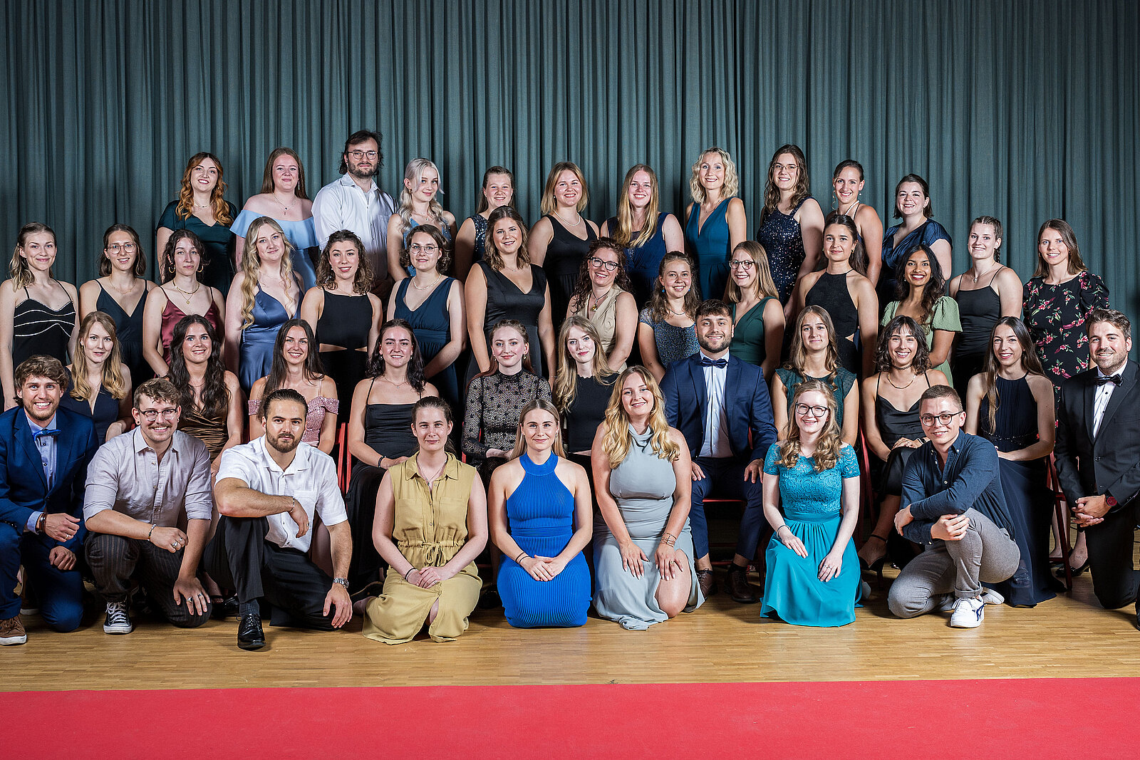 Foto aller Diplomandinnen und Diplomanden des Studienjahrgangs H20