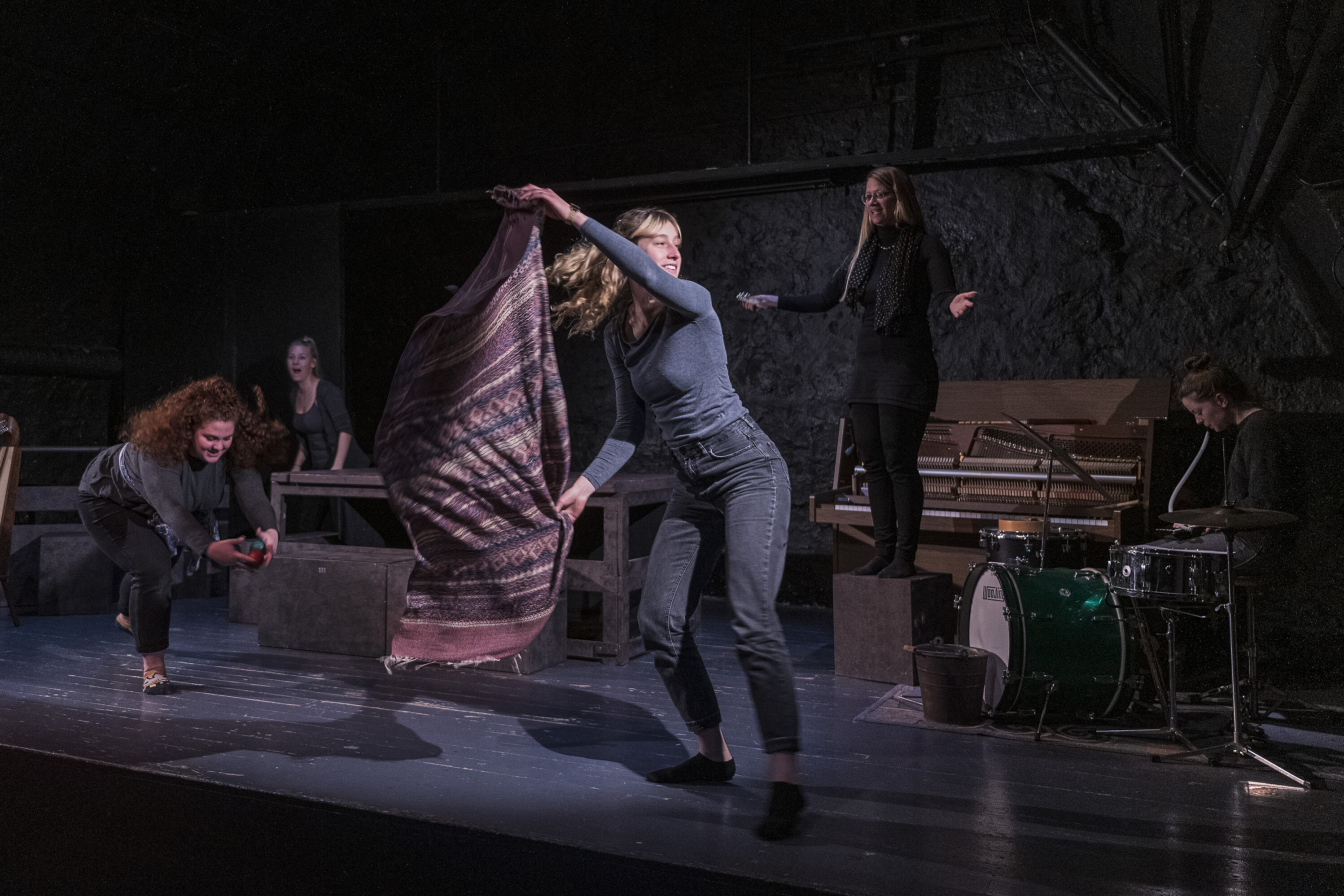 Studentin wirbelt mit Tuch herum