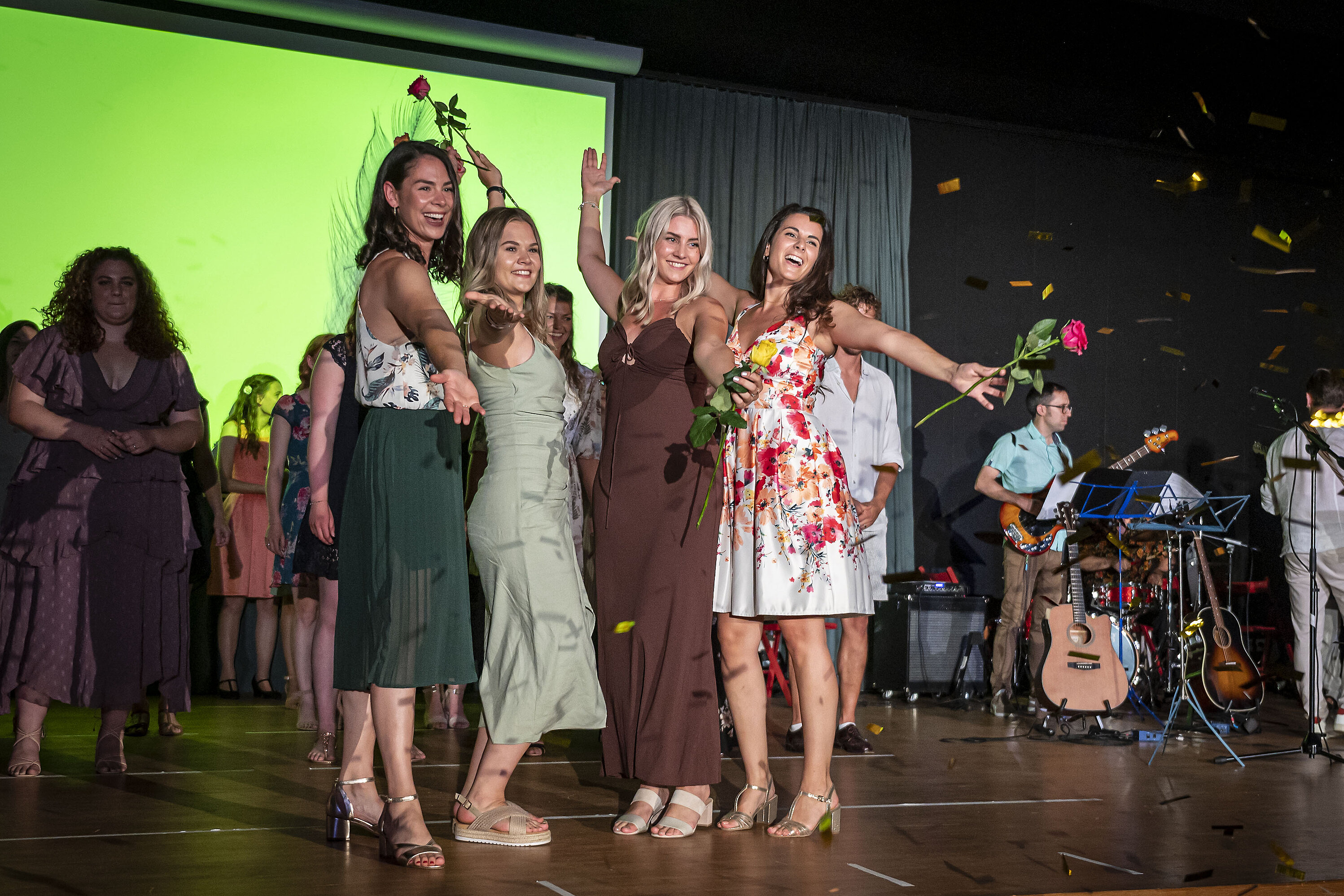 Konfettiregen für die Diplomandinnen und Diplomanden