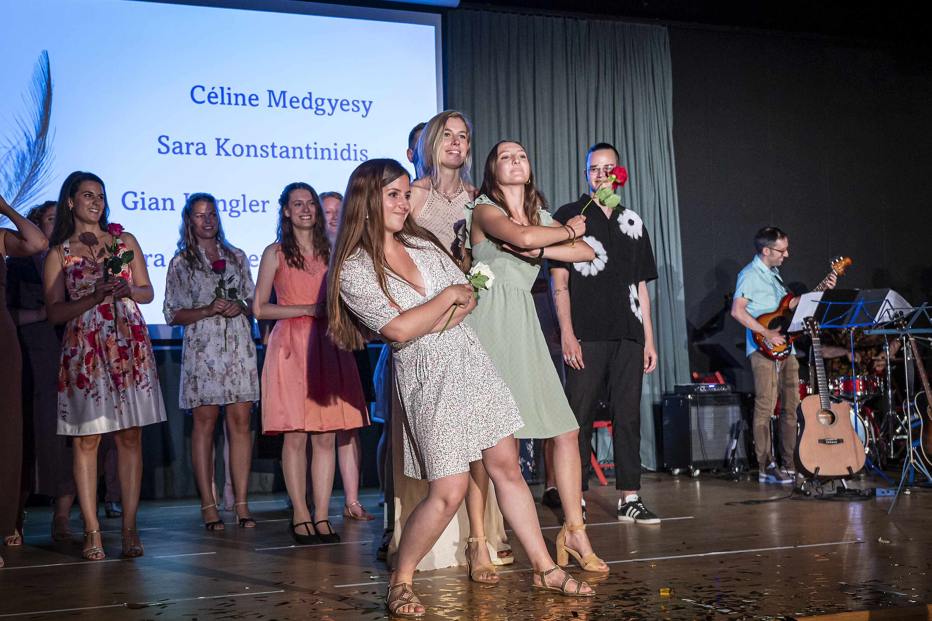 Konfettiregen für die Diplomandinnen und Diplomanden