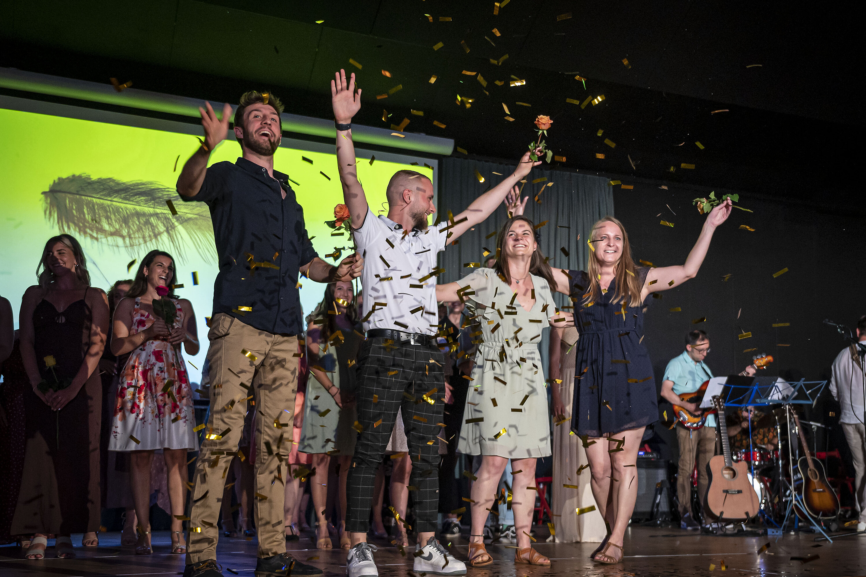 Konfettiregen für die Diplomandinnen und Diplomanden